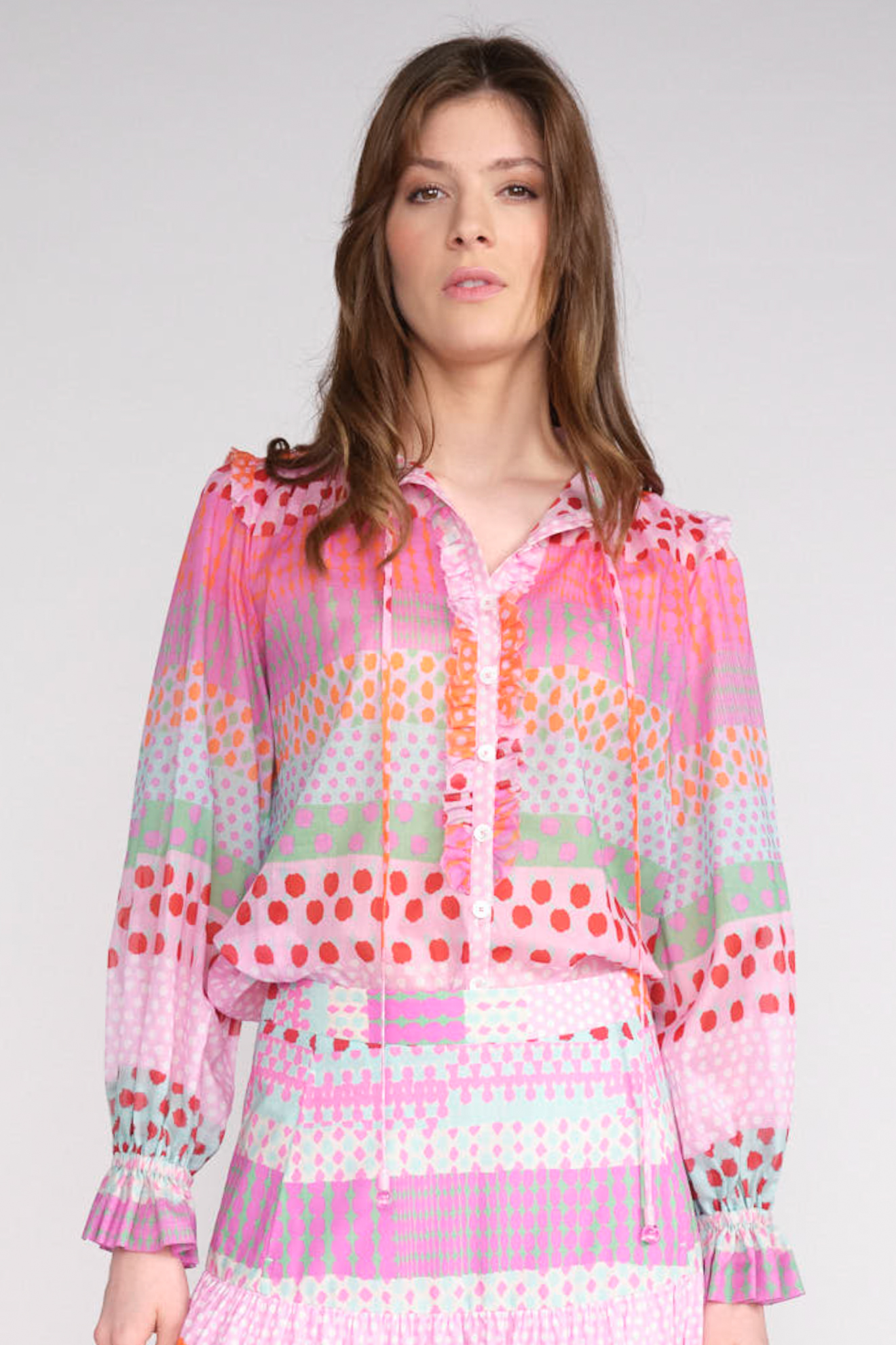 Maison Common Long sleeve colorful print blouse with ruffle details - Ruffle blouse with colorful print multi 36