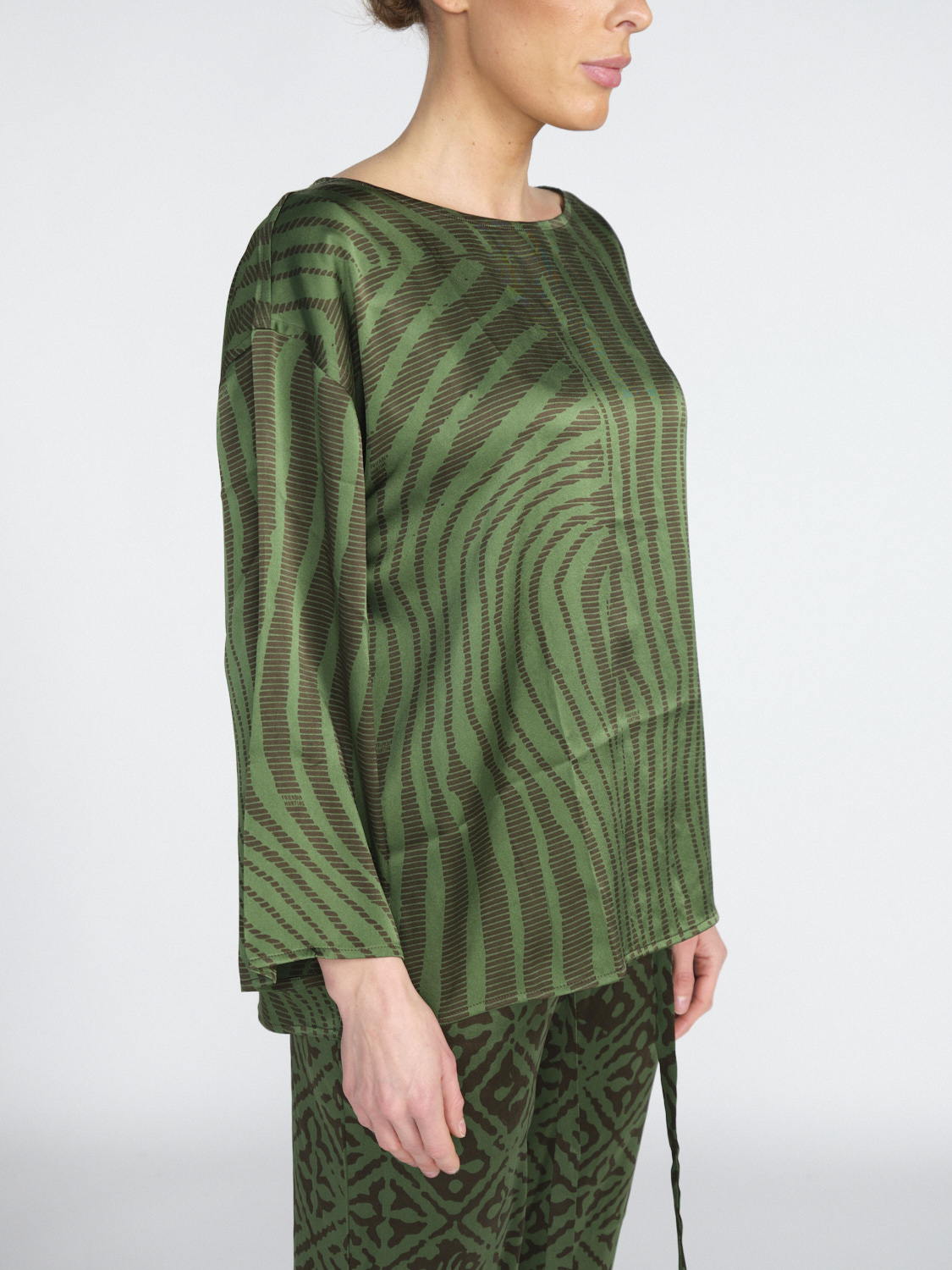 friendly hunting Dulce Okapi – Stretchige Seiden-Bluse mit Muster 	  verde S