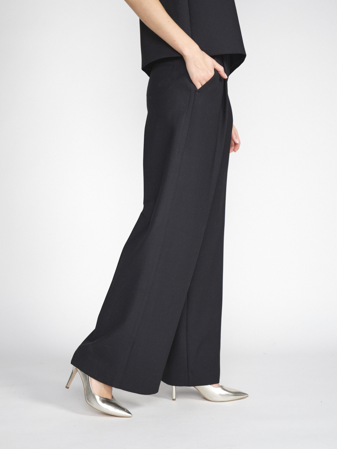 Lorena Antoniazzi Stretchy pleated trousers in virgin wool  black 34