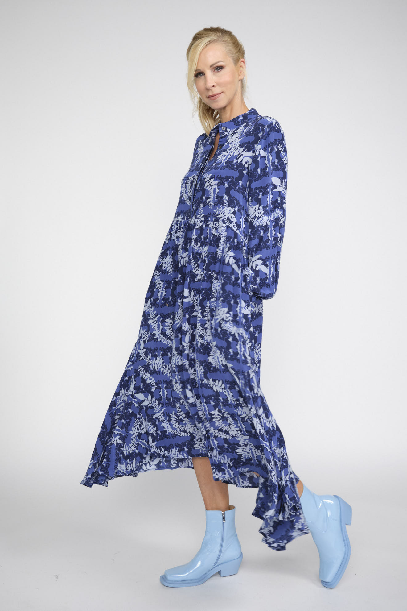 an an londree dress blue white patterns silk