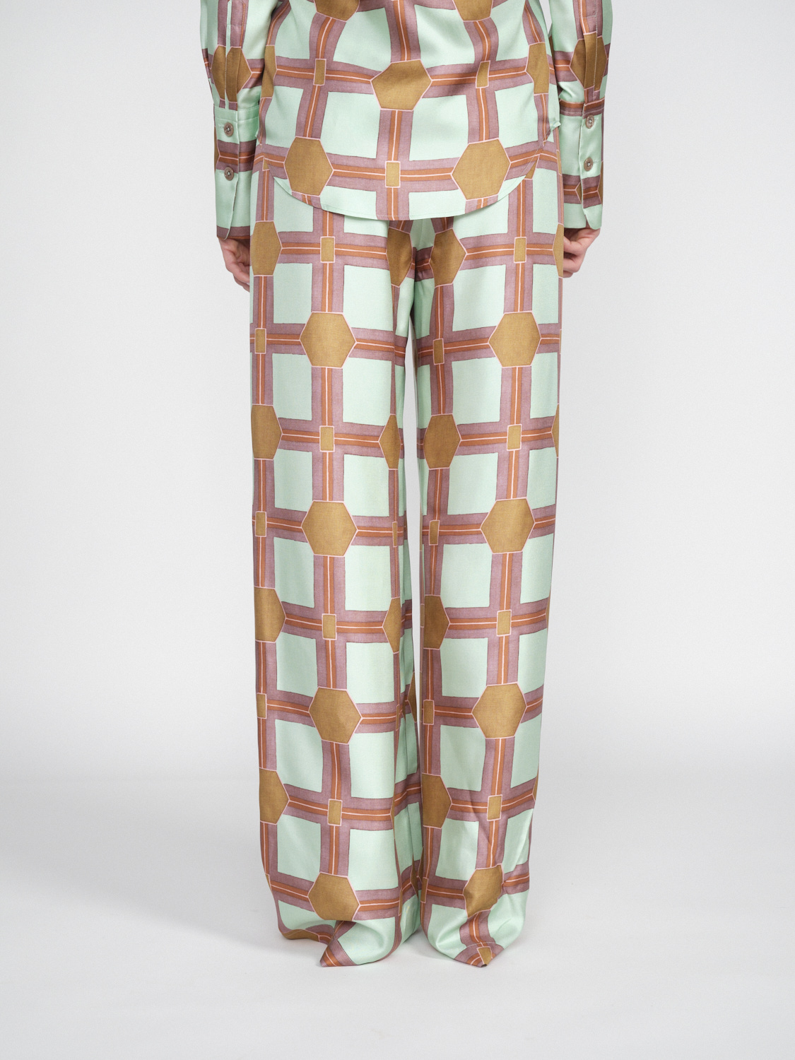 Odeeh Pantaloni in crêpe di seta con motivo grafico   multicolore 34