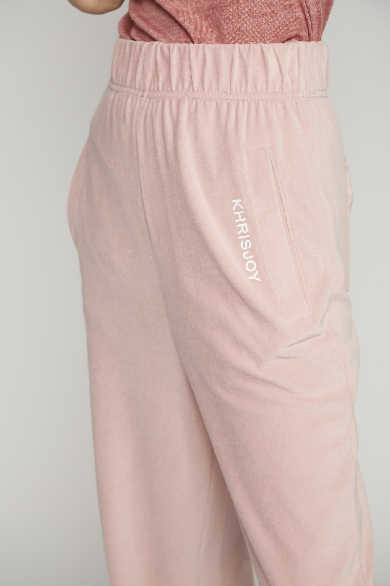 khrisjoy pants rosé plain cotton model back
