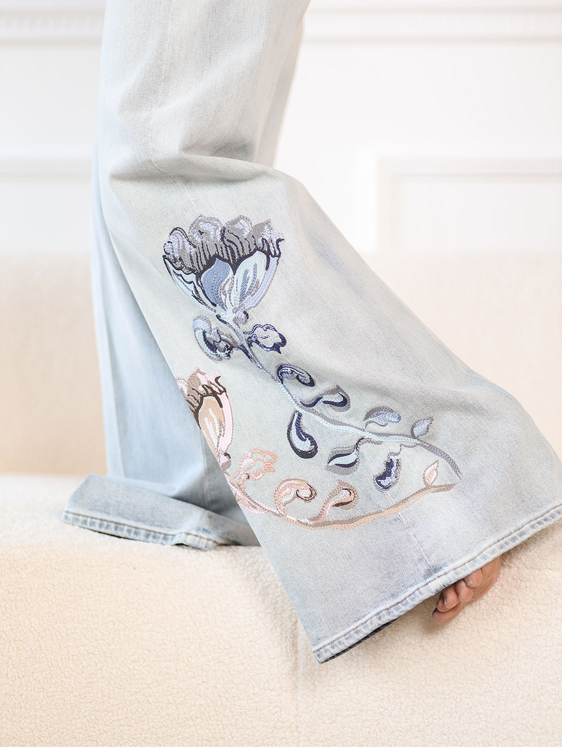 Denim Love - Jeans with floral embroidery